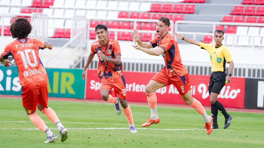 Kendal Tornado FC mencuri perhatian dengan performa mengesankan sepanjang November, sementara persaingan daftar pencetak gol Championship Liga 2 2025/26 semakin panas dengan tiga striker sama-sama mencetak 10 gol. Berikut laporan dan analisis lengkapnya.